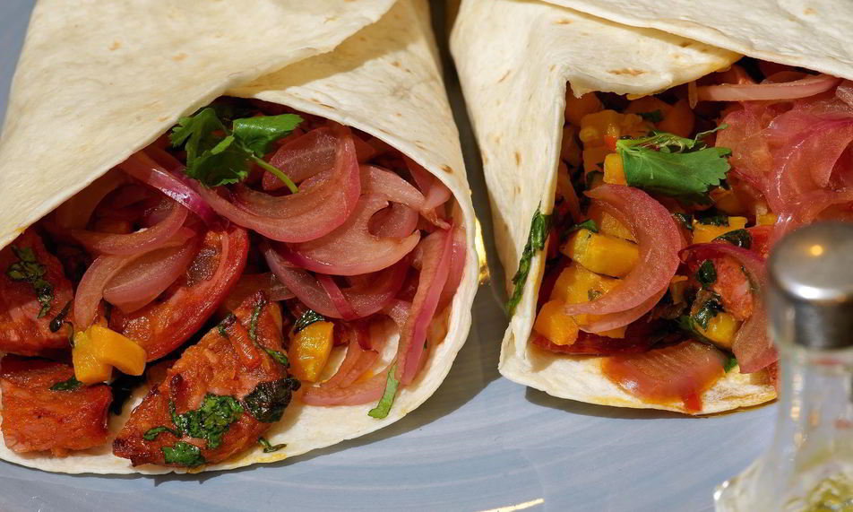 Рецепт лепешки с тыквой, острой колбасой и маринованным луком