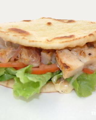 Пита с курицей и дзадзики