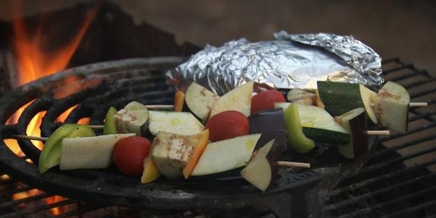 пита с сыром сулугуни и травами и овощные шашлычки