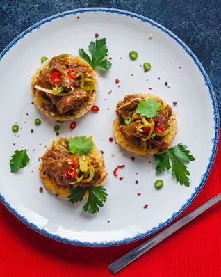 Тушеная курица с хрустящими рисовыми лепешками