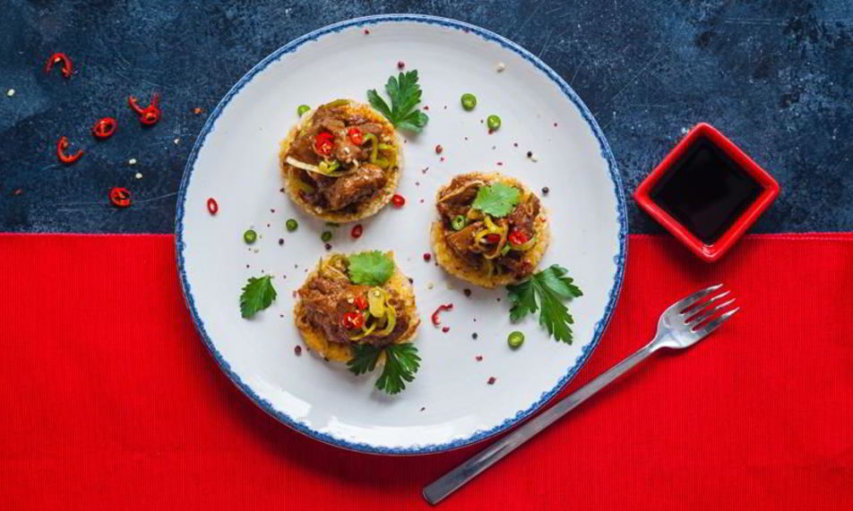 Рецепт тушеная курица с хрустящими рисовыми лепешками