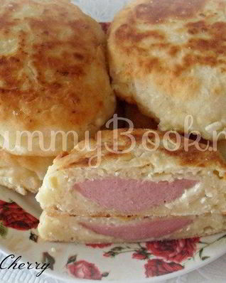 Творожно-сырные лепешки с колбаской