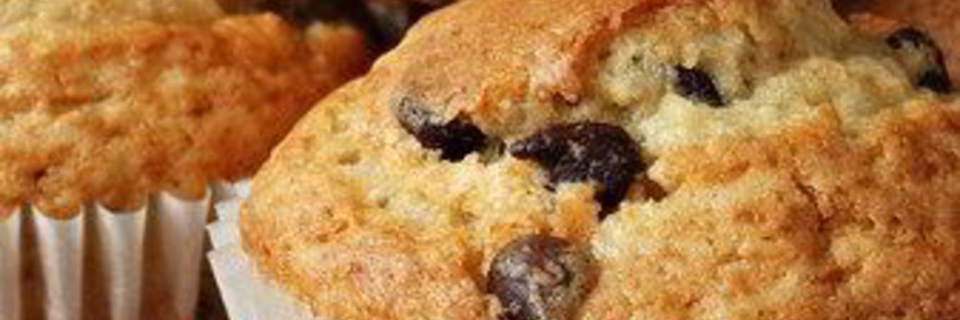 Банановые маффины с грецкими орехами и шоколадом