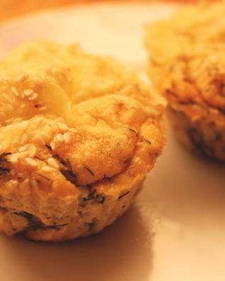 Картофельные маффины с лососем и зеленью