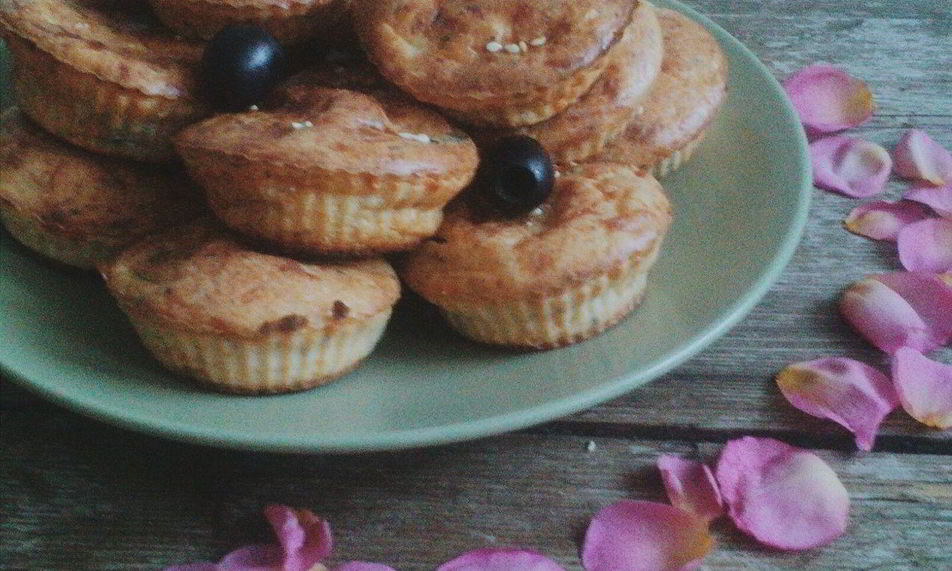 Рецепт луковые маффины с сырной начинкой