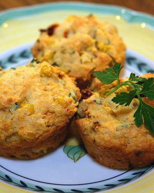 Маффины с чесноком и вялеными помидорами