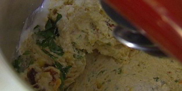 маффины с чесноком и вялеными помидорами