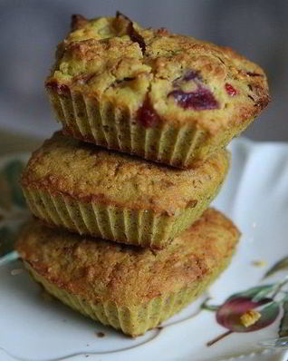 Маффины с хлопьями и сливами