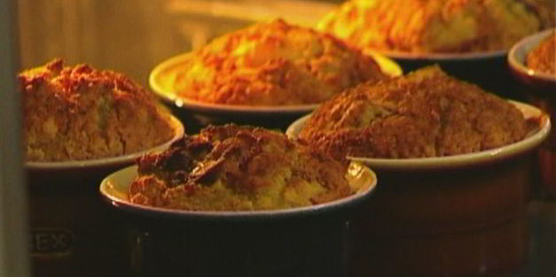 маффины с хлопьями и сливами