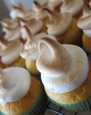 Маффины с лимонным кремом и меренгой
