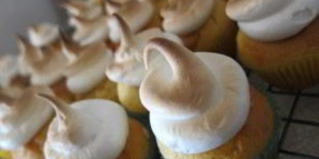 маффины с лимонным кремом и меренгой