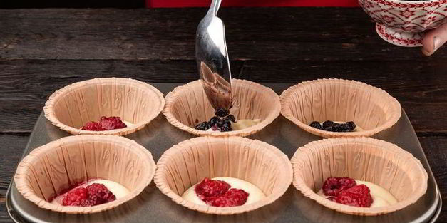 маффины с малиной и черникой