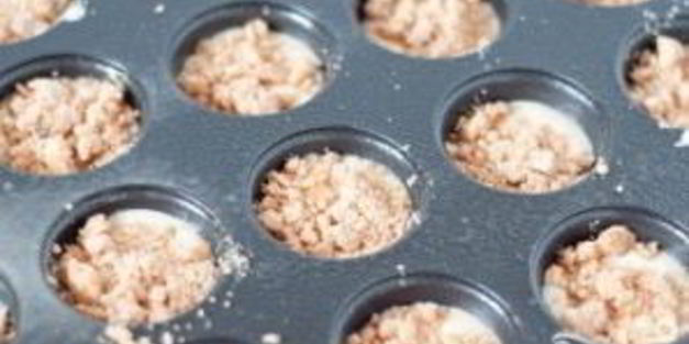 маффины с посыпкой и ванильной глазурью