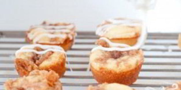 маффины с посыпкой и ванильной глазурью