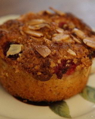 Маффины со свежей малиной и миндальной корочкой