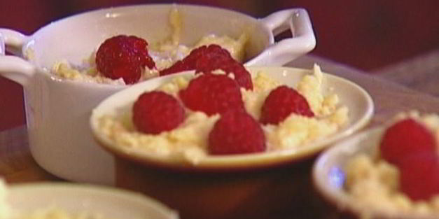 маффины со свежей малиной и миндальной корочкой