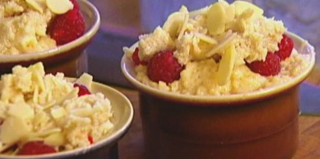 маффины со свежей малиной и миндальной корочкой