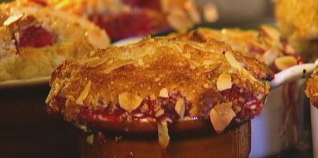 маффины со свежей малиной и миндальной корочкой