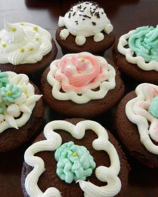 Нежные шоколадные маффины и крем для украшения