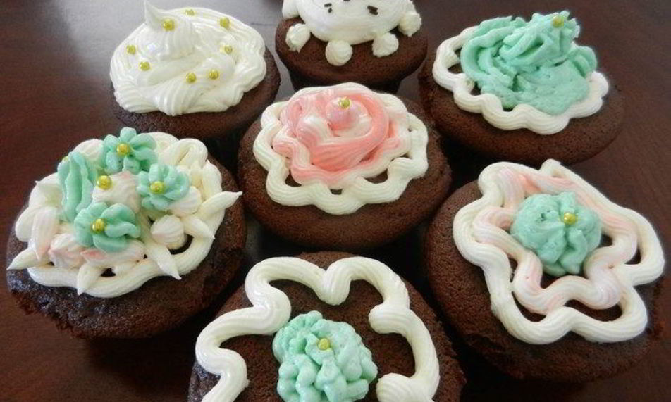 Рецепт нежные шоколадные маффины и крем для украшения