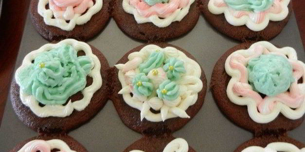 нежные шоколадные маффины и крем для украшения