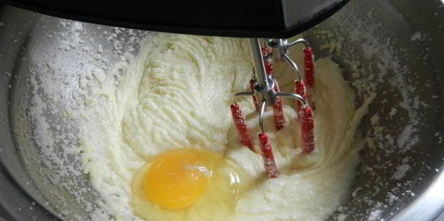 нежные шоколадные маффины и крем для украшения