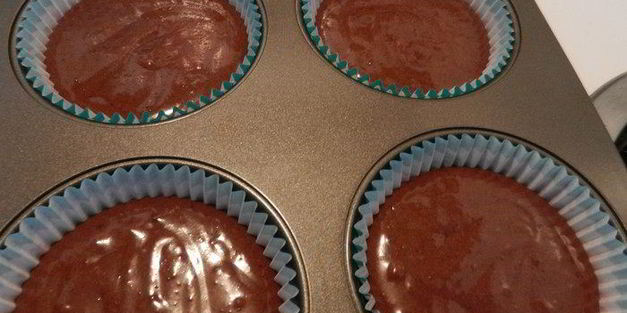 нежные шоколадные маффины и крем для украшения