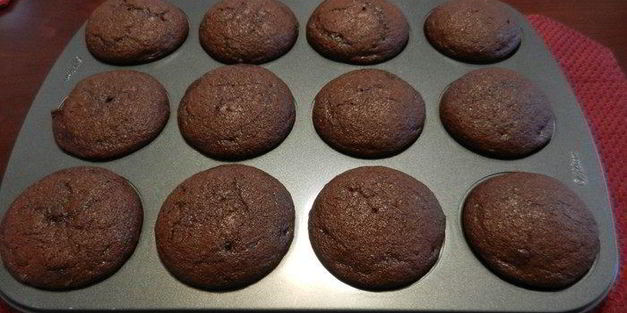 нежные шоколадные маффины и крем для украшения