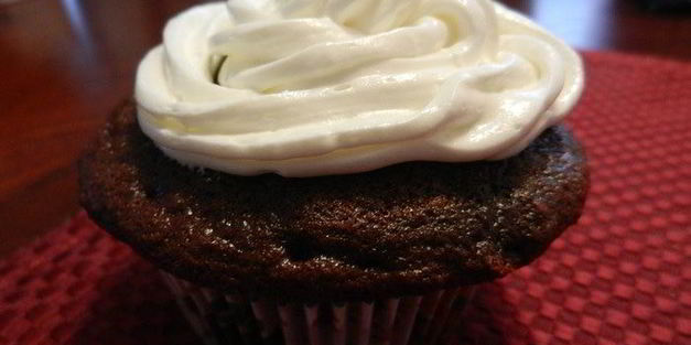 нежные шоколадные маффины и крем для украшения