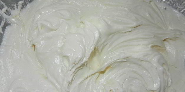 нежные шоколадные маффины и крем для украшения