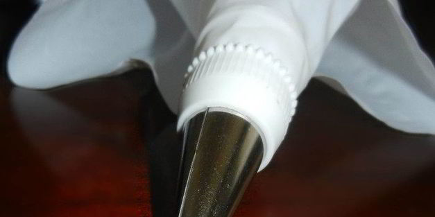 нежные шоколадные маффины и крем для украшения