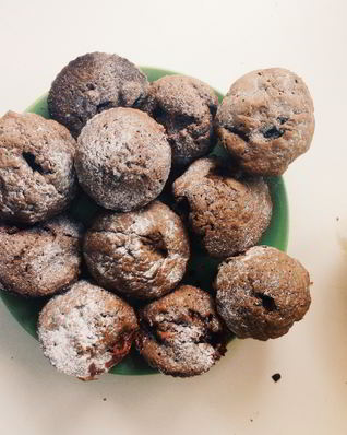 Шоколадные маффины с клубникой