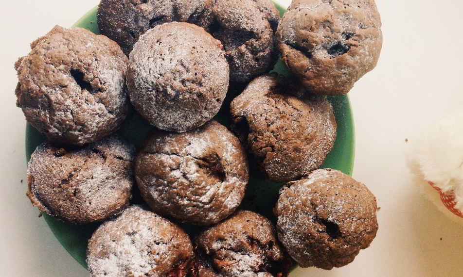 Рецепт шоколадные маффины с клубникой