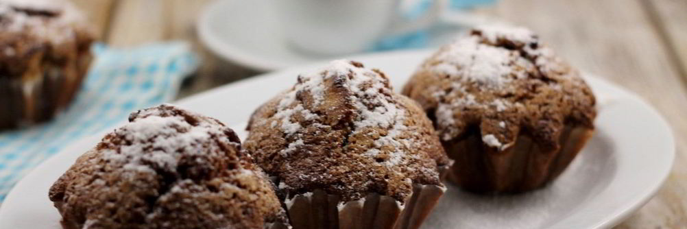 Шоколадные маффины с вишней