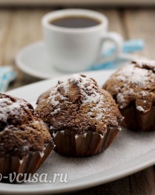 Шоколадные маффины с вишней