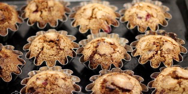 шоколадные маффины с вишней