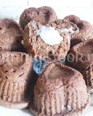 Шоколадные маффины с заварным кремом