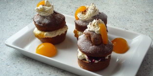 шоколадные маффины со взбитыми сливками