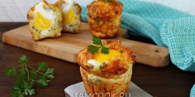 сырные маффины с ветчиной и яйцом