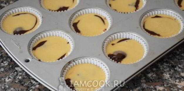 ванильно-шоколадные маффины с черешней