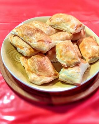 Несладкие слойки с щавелем и творогом