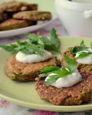 Чечевичные оладушки под вкуснейшим чесночным соусом