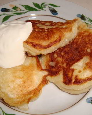 Дрожжевые оладьи на молоке с яблоками