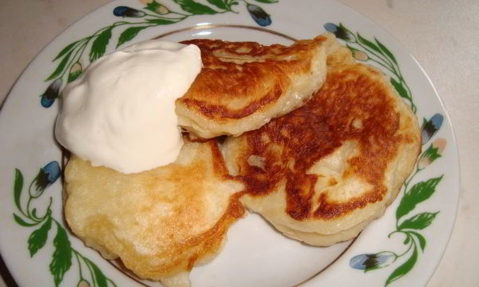 Рецепт дрожжевые оладьи на молоке с яблоками