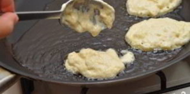 дрожжевые оладьи с яблоками