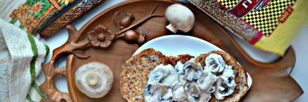 Гречневые оладьи с грибным соусом