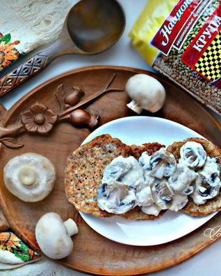 Гречневые оладьи с грибным соусом