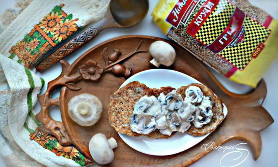 Рецепт гречневые оладьи с грибным соусом