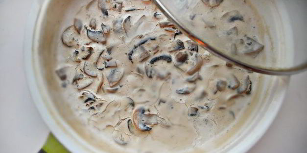 гречневые оладьи с грибным соусом