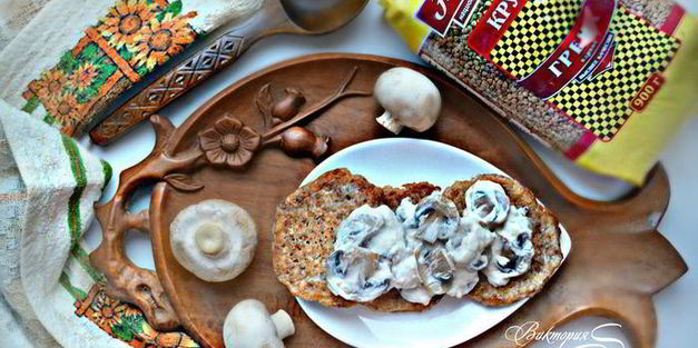 гречневые оладьи с грибным соусом